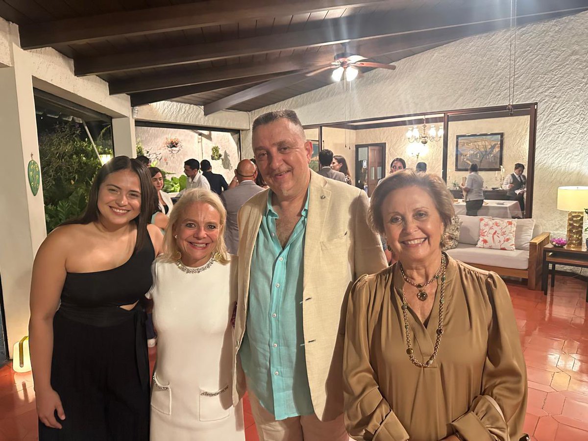 La CCI France El Salvador asistió al cóctel de bienvenida ofrecido por la Embajada de 🇫🇷 para celebrar el nuevo año escolar con la presencia de las instituciones francesas en 🇸🇻 : Embajada de 🇫🇷, Liceo Francés, Alianza Francesa, Expertise France y la CCI France El Salvador.