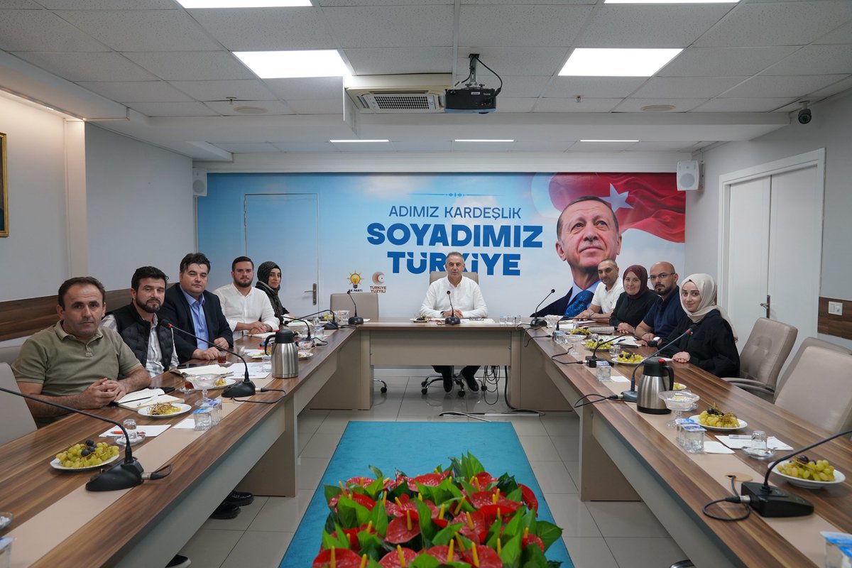 AK Parti Ümraniye İlçe Teşkilatı olarak, Yürütme Kurulu Toplantımızı büyük bir kararlılıkla icra ettik.
Üye çalışmalarımızın etkinliğini ve yaygınlığını artırmak adına gerçekleştirdiğimiz değerlendirmelerle, teşkilatımızın gücüne güç katıyoruz. 

Ümraniye’mizin her bir köşesinde,