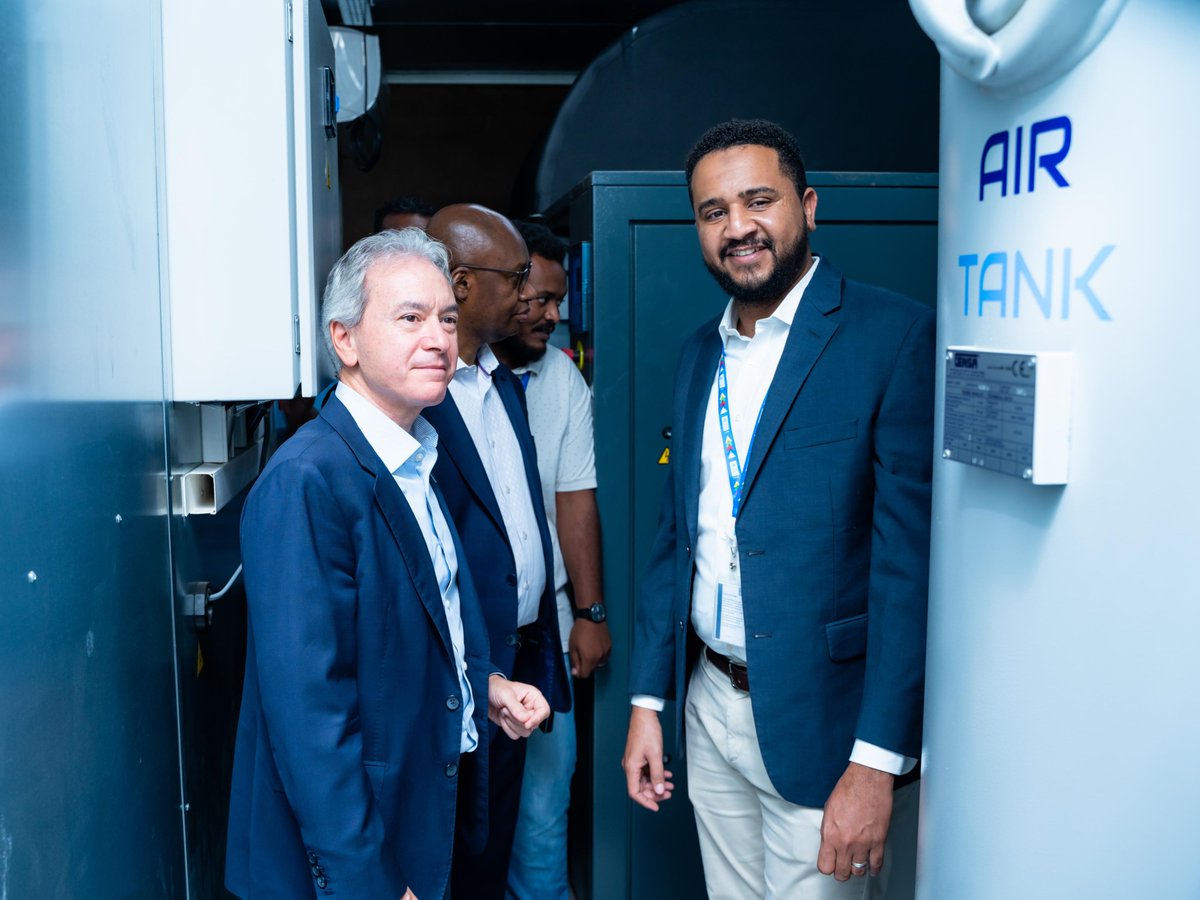UNDP_Sudan's tweet photo. Today, @UNDP Sudan Res Rep. @lucarenda handed over 4 oxygen PSA plants to 🇸🇩’s Federal Minister of Health Dr. Haitham Mohammed Ibrahim.

With @GlobalFund support, the plants will serve 4 states, filling 100+ oxygen cylinders daily to sustain life-saving care in #Sudan. https://t.co/vtSWOJf3Ik