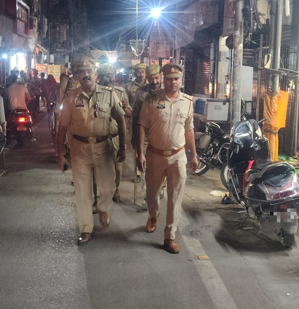 #SSPBareilly के निर्देशन में थाना किला #bareillypolice द्वारा अपराध नियंत्रण, शांति एवं कानून व्यवस्था बनाये रखने तथा आमजन में सुरक्षा भावना जागृत करने के दृष्टिगत मुख्य मार्गों व सार्वजनिक स्थानों पर पैदल गश्त की गयी।                                 
#UPPolice 
#FootPatrolling