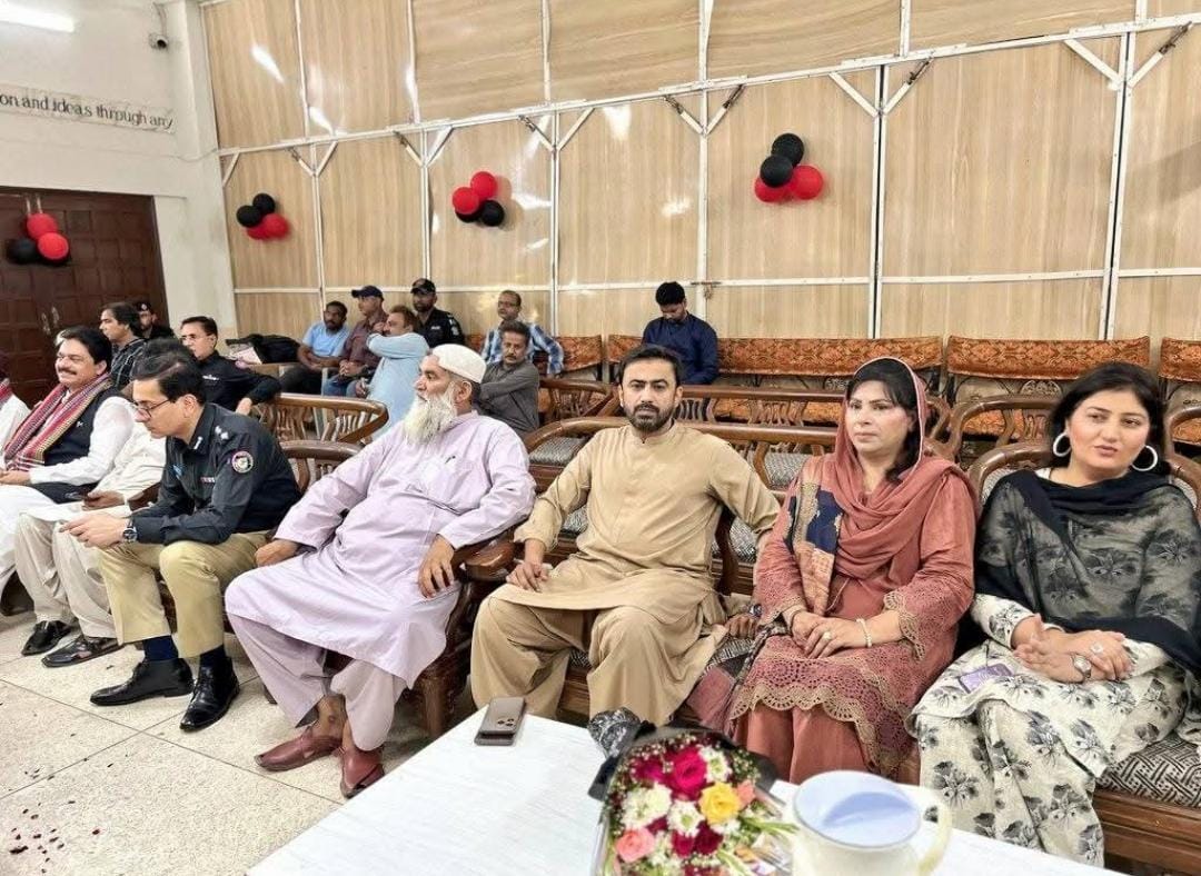 Alihyder_rahu's tweet photo. پیپلز پارٹی حیدرآباد کے سیکرٹری اطلاعات عمیر مولا بخش چانڈیو نے ARY نیوز کی 25ویں سالگرہ کی تقریب میں شرکت کی۔ انہوں نے کہا کہ ARY نیوز نے آزاد صحافت اور عوامی آواز کے فروغ میں اہم کردار ادا کیا ہے۔ تقریب میں مہمانوں کو سندھی لونگی کے تحائف پیش کیے گئے اور کیک کاٹا گیا۔ https://t.co/sQdyXnhWL5