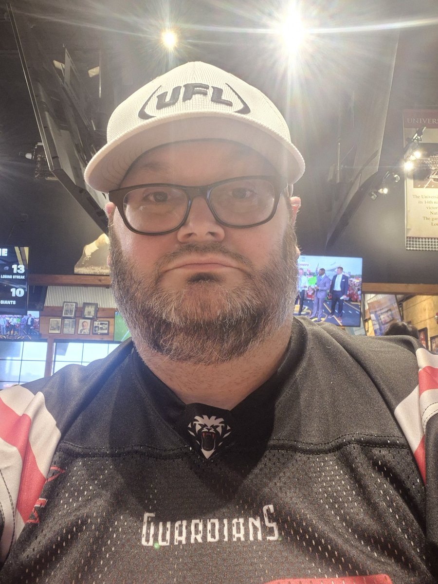 UflFans's tweet photo. Always rep spring football & @TheUFL everywhere I go, even when watching the NFL. Bring back the NY Guardians & Seattle Sea Dragons
#UFL #SavethePanthers https://t.co/yL3QVTaO20