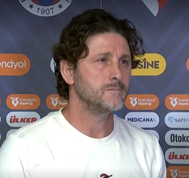 Fatih Tekke: "Bunu konuşamazsak hiçbir şey konuşamayız. Bakın bu ülkede futbol oynanmıyor. Ülkede kaos var. Galatasaray ve Fenerbahçe. Beşiktaş'a da müsaade edilmiyor. Bize zaten müsaade edilmiyor. Attığımız golün iptalinden sonra oyunu değerlendirmeye gerek yok." (beIN Sports)