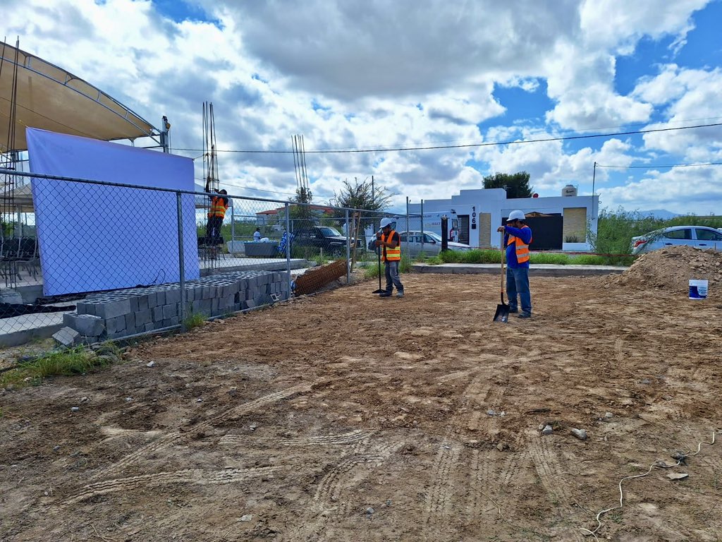 martibatres's tweet photo. Iniciaron las obras de la nueva Unidad de Medicina Familiar en San Buenaventura, #Coahuila. En la ceremonia que dio comienzo a este trabajo estuvieron en representación del @ISSSTE_mx: Omar Butrón, Director de Administración; @RicardoRuizSua2, Secretario Técnico de la Comisión de Vigilancia; y la Arquitecta a cargo, @ross_zabal. 

En este acto también estuvo presente el Secretario General del @SnteNacional, el senador @AlfonsoCepedaMx.
