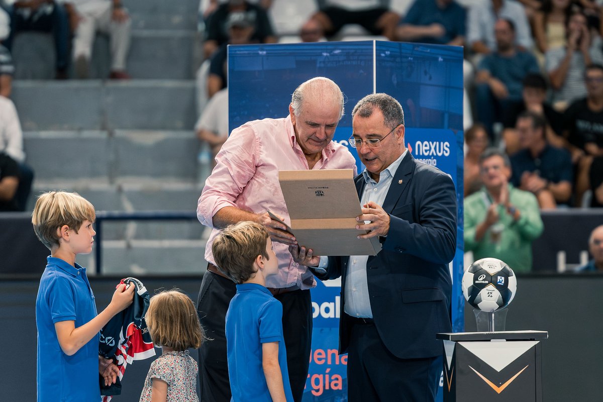 eonalicante's tweet photo. Anoche, @eonalicante y @FCBhandbol homenajearon a 𝗝𝗮𝘃𝗶𝗲𝗿 𝗖𝗮𝗯𝗮𝗻𝗮𝘀, ex jugador del Calpisa, Tecnisan y Barça, entre otros. 

🤩Así como uno de los mejores extremos derechos del mundo con más de 228 internacionalidades.

💙El Pitiu Rochel siempre será tu casa. https://t.co/GChWEiuKMD