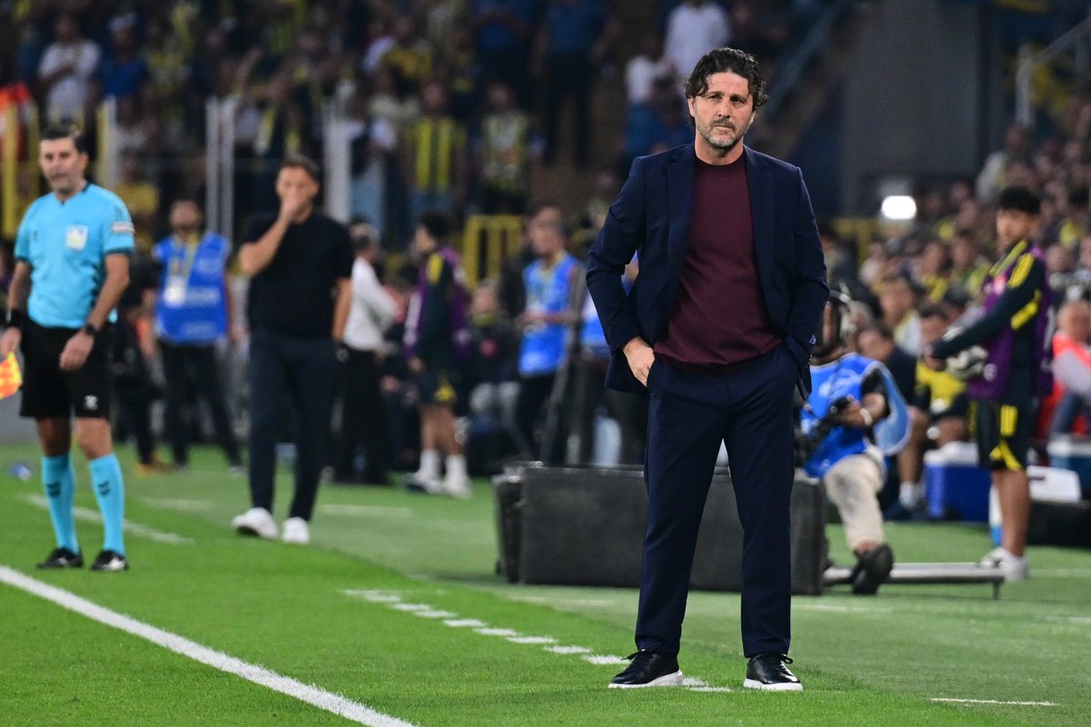 buzzspor's tweet photo. Fatih Tekke: "Bu ülkede futbol oynanmıyor.  Fenerbahçe ve Galatasaray dışında müsaade edilmiyor. Beşiktaş'a da edilmiyor, Trabzonspor'a da edilmiyor." https://t.co/tT7Els2viB