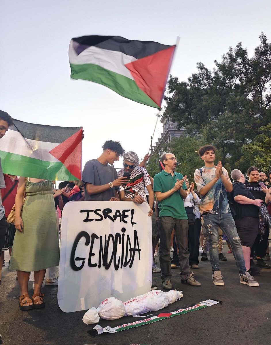 #LaVuelta2025 se suspende en Madrid. 20:39, las protestas siguen. En <a href="/laSextaTV/">laSexta</a> <a href="/sextaNoticias/">laSexta Noticias</a> estamos en directo