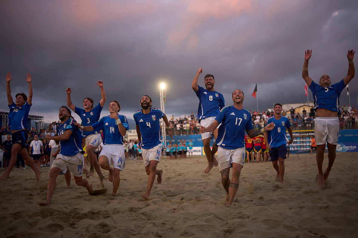 ⏱️ FT: #Spain 🇪🇸 5-8 🇮🇹 #Italy

🏆 Euro Beach Soccer League Superfinal Viareggio 2025  - Final

🇮🇹 Italy clinch their 4th title in front of home fans!
👀 Watch LIVE 👉 beachsoccertv.com📺
#beachsoccer #EBSL2025