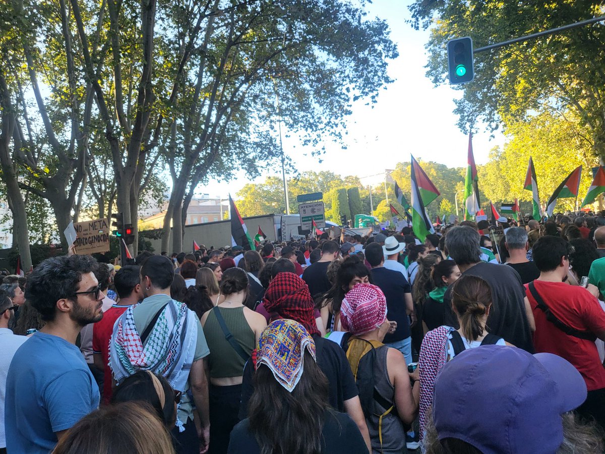 Que estás a sueldo del sionismo ni cotiza, aquí tienes a unos israelíes cortando la calle para impedir la llegada de ayuda humanitaria a Gaza y aquí el pueblo al que dices representar, cortando la calle para que sí llegue.

El pueblo de Madrid es 1000 veces mejor que tú.