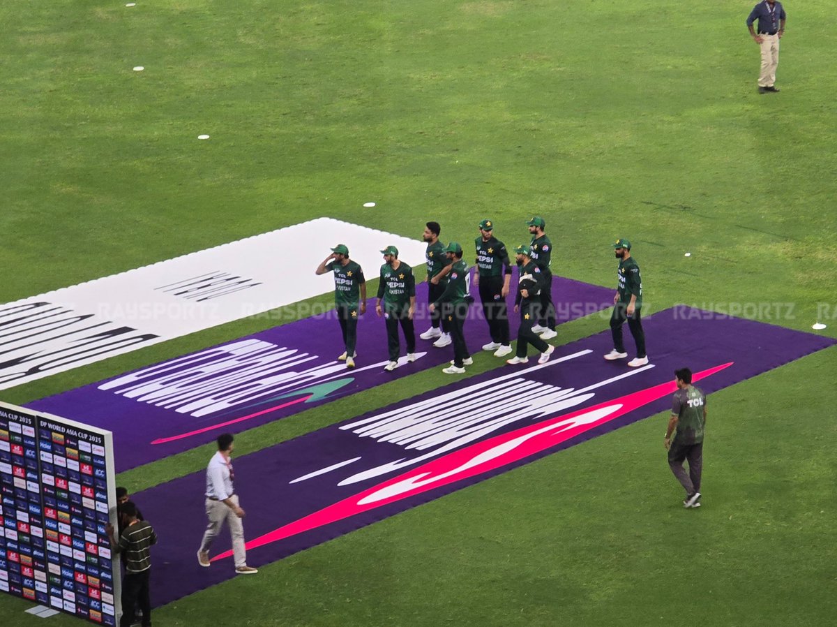 Rivals on the field, strangers off it — India skip post-match handshakes after Pakistan clash.
#Raysportz  #INDvsPAK #AsiaCup2025