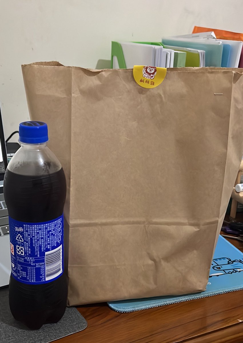 imhd_nthu_new's tweet image. 太開心了吧
剛剛叫了鹽酥雞
本來以為沒東西喝
結果在冰箱翻到放好久的可樂😍