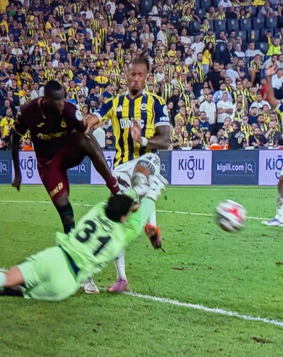 şu pozisyonda beyin travması riskine rağmen 2 metrelik adama karşı topa çıkıp engelledi, süt çocuğu livakova şuan yedirmişti golü.. hala spiker adını söyleyince ederson fener ne alaka diyoruz aq