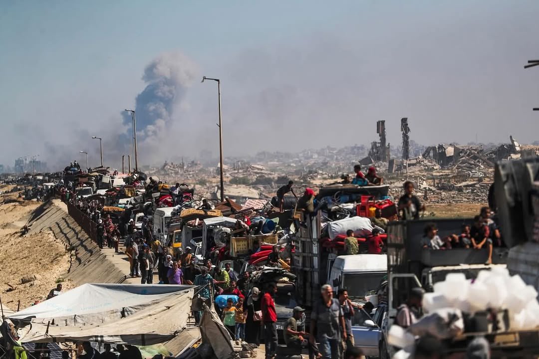 buhaisi7's tweet photo. Now her people are crying .. And her people travel into the unknown .. After Al-Hatlal forced them to leave their homes and destroy it in front of them before leaving .. For all those who are let down .. We will see you soon at the same location. Pictures of Mahmoud Issa https://t.co/4H1ACSFZcW