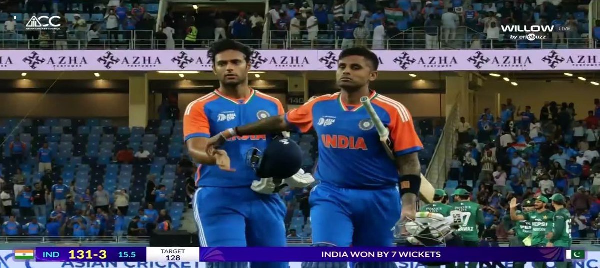 මැච් එක ඉවර උන ගමන් මුහුණට මුහුණවත් බලන්නෙ නැතුව පකිස්තාන කාරයො එක පැත්තක් බලාගත්තා අරුන් ඩබල අනිත් පැත්තෙන් ඩ්‍රෙසින් රූම් එකට ගියා 😂

මැච් එකේදි කිසිම තරඟයක් නෑ මෙහෙමවත් මිනිස්සුන්ට කතා කරන්න දෙයක් හැදුවොත් තමා ඉතින්
#INDvsPAK