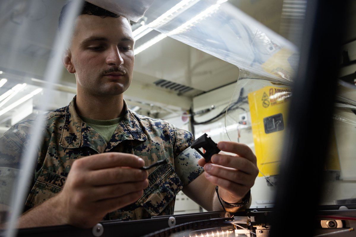 USMC's tweet image. #Marines with the @31stMeu test 3D printed PVS-31 mounts during a simulated field scenario at Camp Hansen, Okinawa, Japan.
Marines used a 3D printer to create an attachment that would turn a PVS-14 mount into a PVS-31 mount.
#USMC #SemperFi #Training