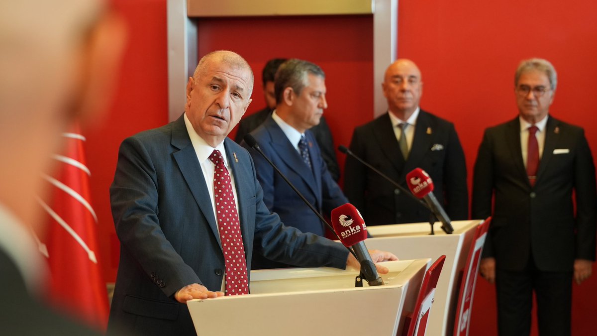 Bugün Cumhuriyet Halk Partisi Genel Başkanı Sayın Özgür Özel'i ziyaret ederek, düşman ceza hukukuyla parçalanmak istenen CHP'ye desteğimizi ilettik.

Nazik ev sahiplikleri için Sayın Genel Başkan ve heyetine teşekkür ederim.

<a href="/zaferpartisi/">Zafer Partisi</a>
@herkesicinchp
<a href="/eczozgurozel/">Özgür Özel</a>