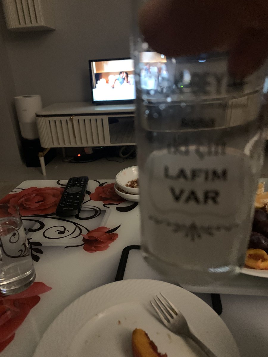 Gelene gideneee
Sevene sevmeyeneeee
Ölüm var ölüüümmmm
Şerfsizin de şerfineeee 🥂