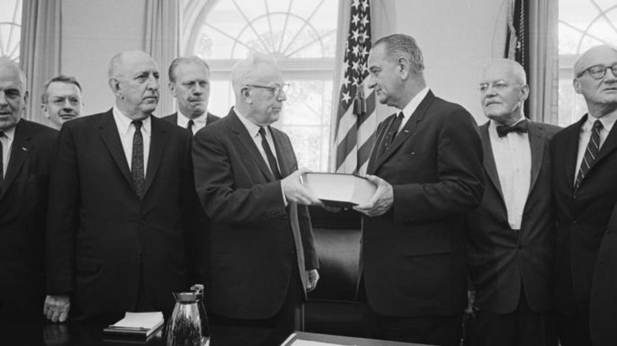 URDailyHistory's tweet photo. 27 Sept 1964: The Warren Commission Report, which said Lee Harvey #Oswald acted alone #assassinating President John F. Kennedy, is released to the public. #JFK #OTD #History #ad https://t.co/TLkXBM2wXp https://t.co/qb7s8xPHg1