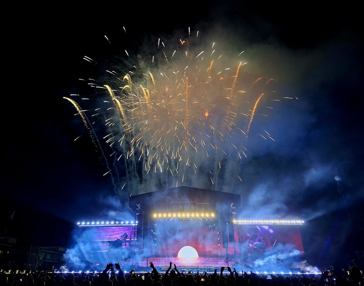 Evan_Kings's tweet photo. Fantasy was real!
The end of this fantastic night...

@oasis  #OasisLive25  #Mexico https://t.co/YQPdDYZnGz