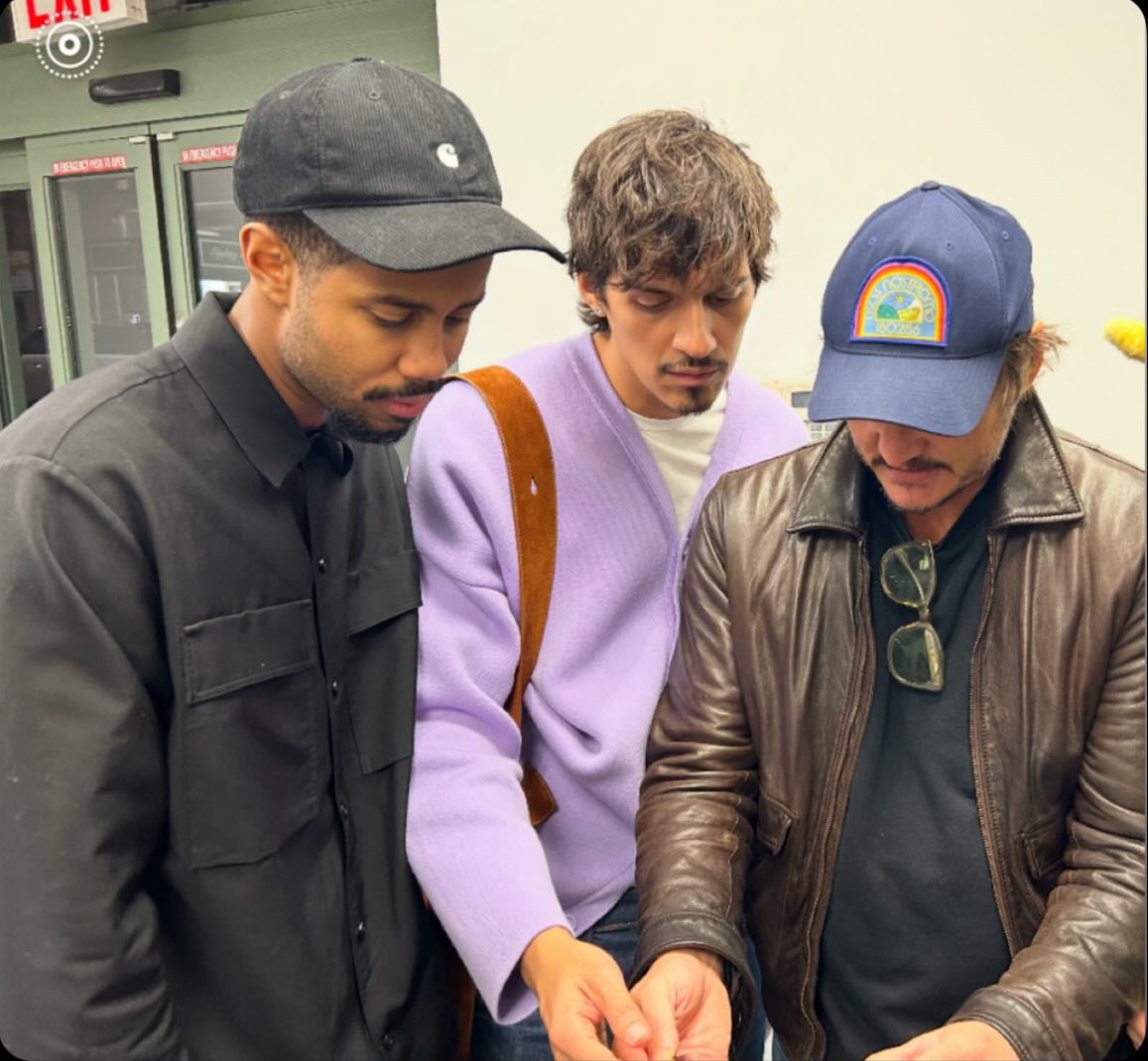 pedropascalbr's tweet image. ESSE TRIO! Nova/antiga foto do Pedro Pascal com Omar Apollo e Mustafa Ahmed.
📸 @/mustafathepoet via Instagram Stories.