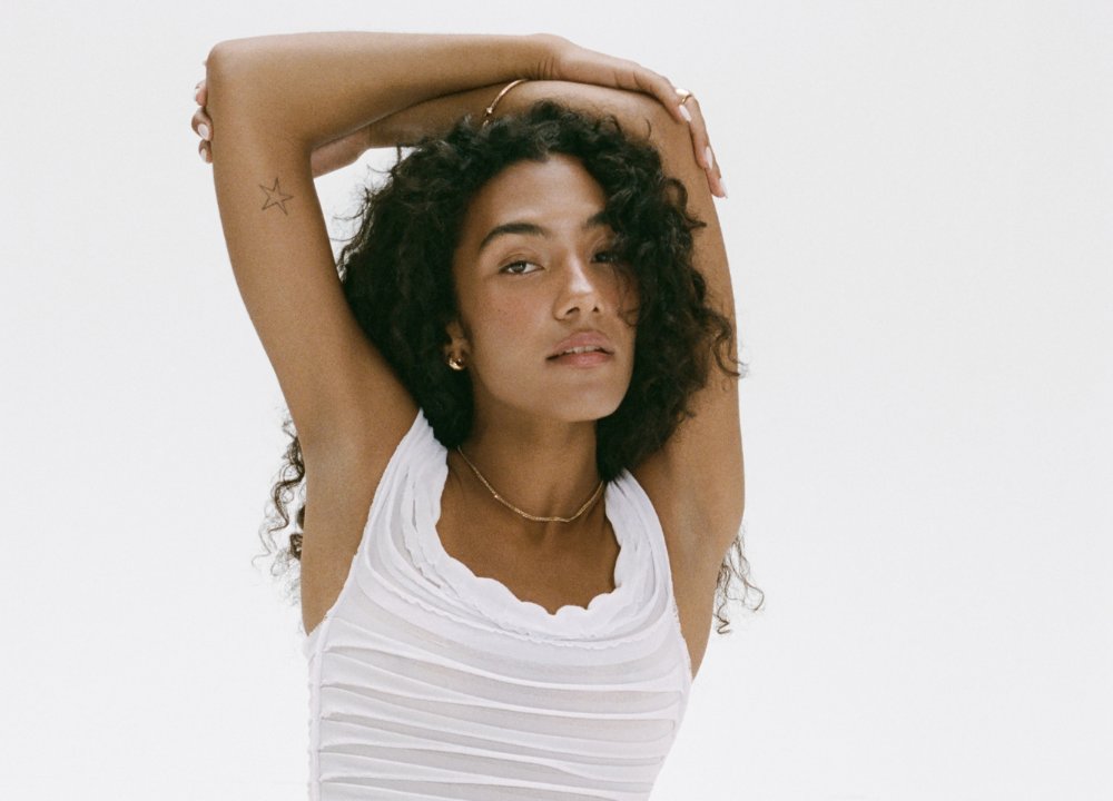 She NEEDS that Number 1! #OliviaDean is fighting to top the Singles Charts for the first time this week. Can #ManINeed topple HUNTR/X from their perch? ⚔️

Read more: officialcharts.com/chart-news/ed-…