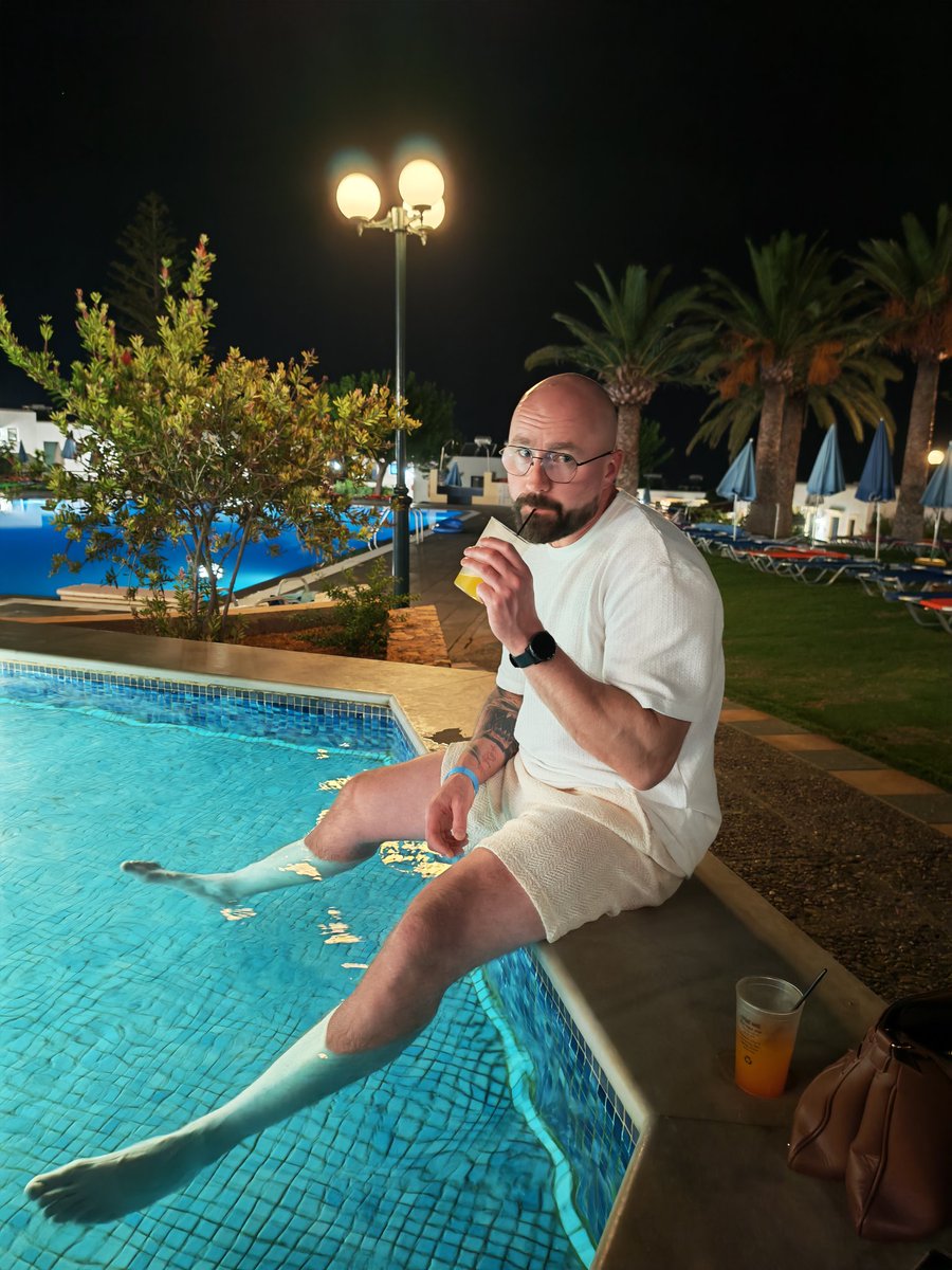 saszynski's tweet image. Państwa zdrowie 🥃

Ten urlop nie ma końca... 🤨

#metime
#selfloveisnotselfish