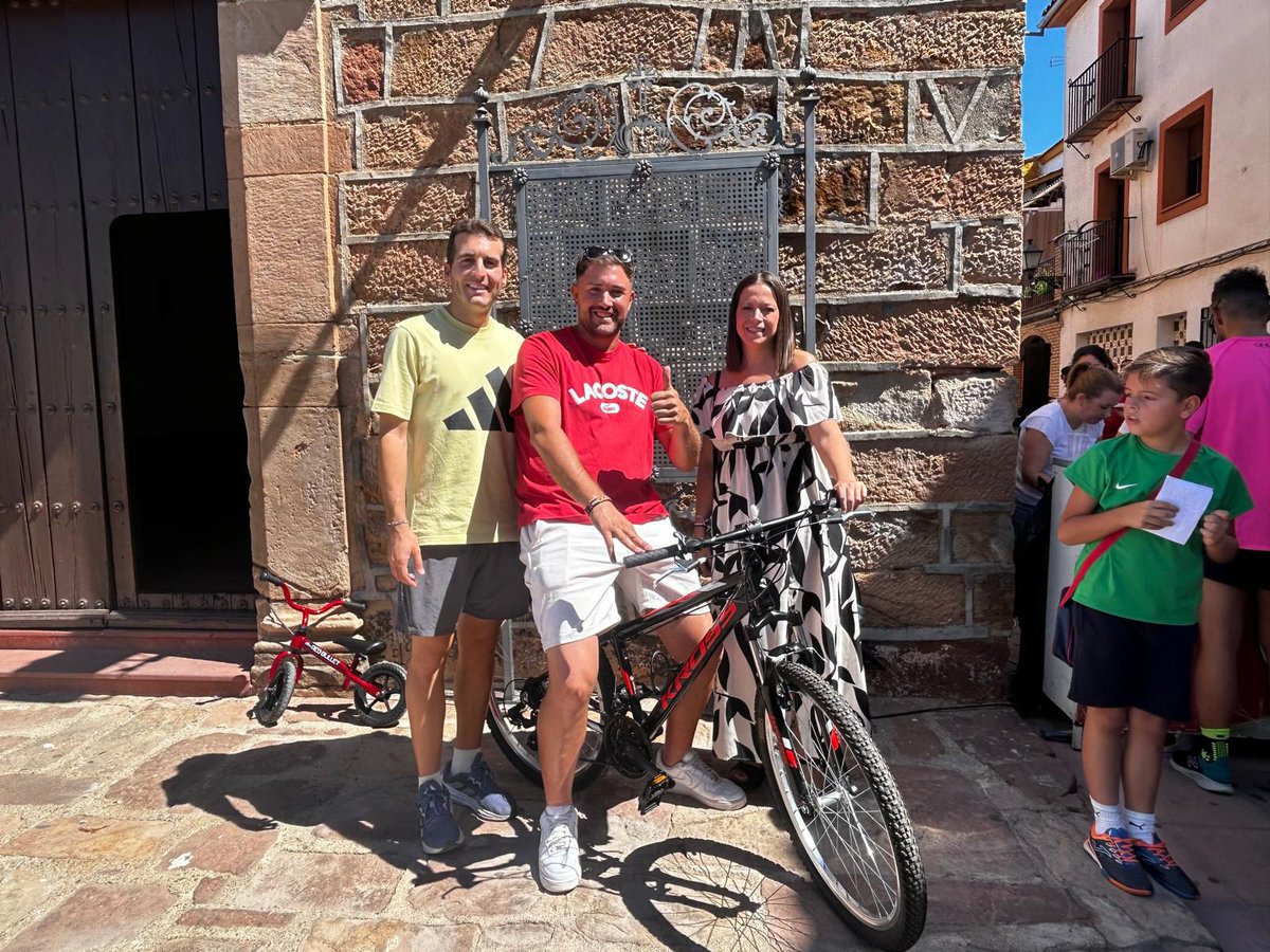 Este año la agraciada en el sorteo del X Día de la Bicicleta ha sido Salomé Lara Sánchez que tenía la papeleta 1040!

¡¡A disfrutar de tu bicicleta!!