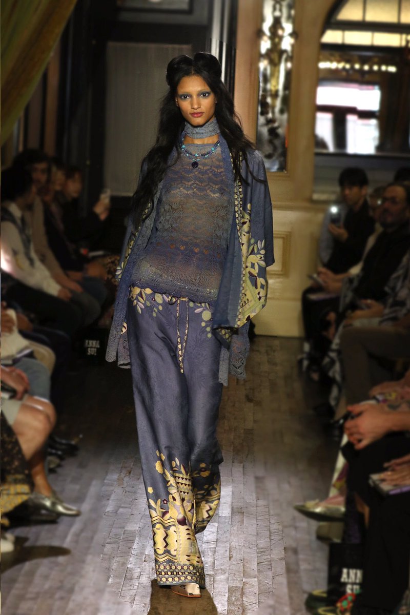 pradapearll's tweet photo. anna sui ss26  —  absolutely stunning, another nyfw favorite! so delicate and feminine with pastel tones, bohemian and romantic elements, flowy silhouettes and layers with fun accessories 💗 https://t.co/MlImAoCHGs