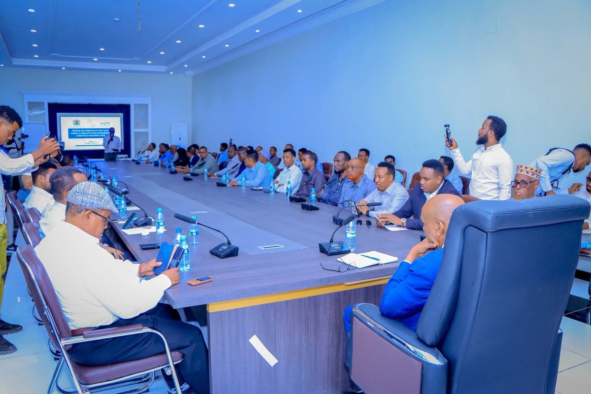 Peace Week: Day 3

The Minister of Interior of South West State, H.E. Abdullahi Haji Hassan Manur, today officially launched in Baidoa the training and establishment of the Joint Local Council and the Legislative Committee for cooperation between Local Governments and the South