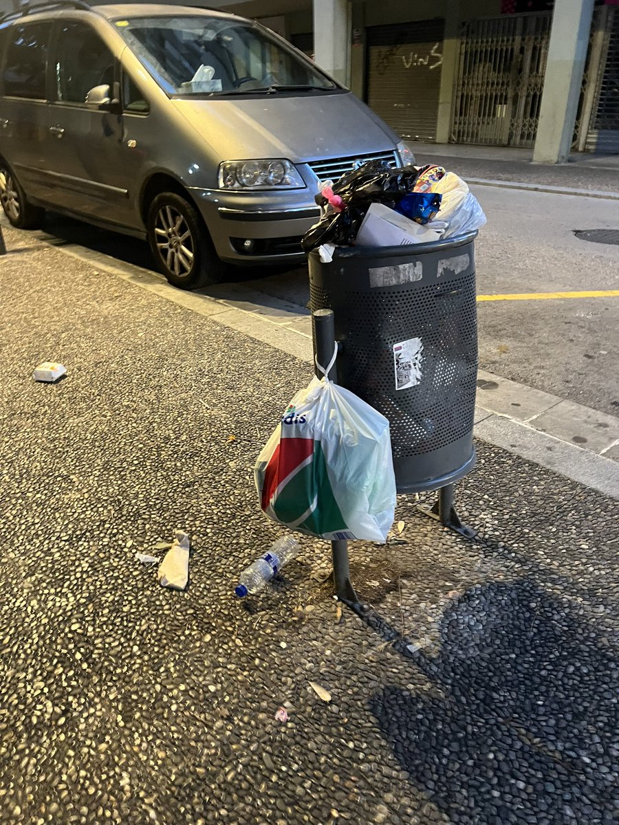 AnnaOlis's tweet photo. Durarà gaire aixo de no treballar els Diumenges? #netejemgirona 
@gironabruta @Girona_Cat  @llsalellasvilar @sergicot @DiarideGirona @RedaccioAltaveu @Gironanoticies @MilloremGirona  @Ffr1449591
@GuanyemGirona
@gencat @som3cat @Cati_Girona @SERGirona @salutcat @EUEnvironment https://t.co/KlNz4J5nlN