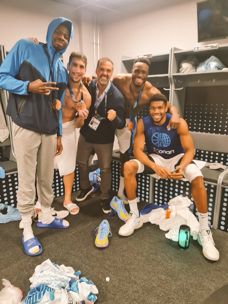 Well deserved guys , left mark in 🏀 history #Hellas 🇬🇷 🥉