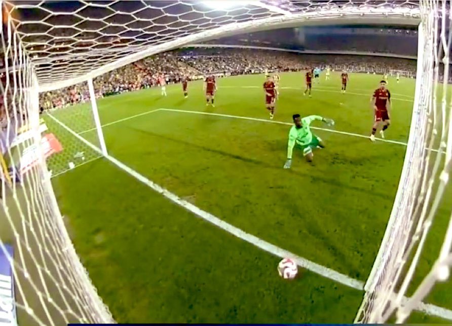 Bu topun çizgiyi geçmediğine kim inanıyor gerçekten?

Hepimizin gözünün önünde olan pozisyona “gol değil” demek, aklımızla alay etmektir. 
Sonra da utanmadan #KadıköydeKaraGece diyorsunuz…