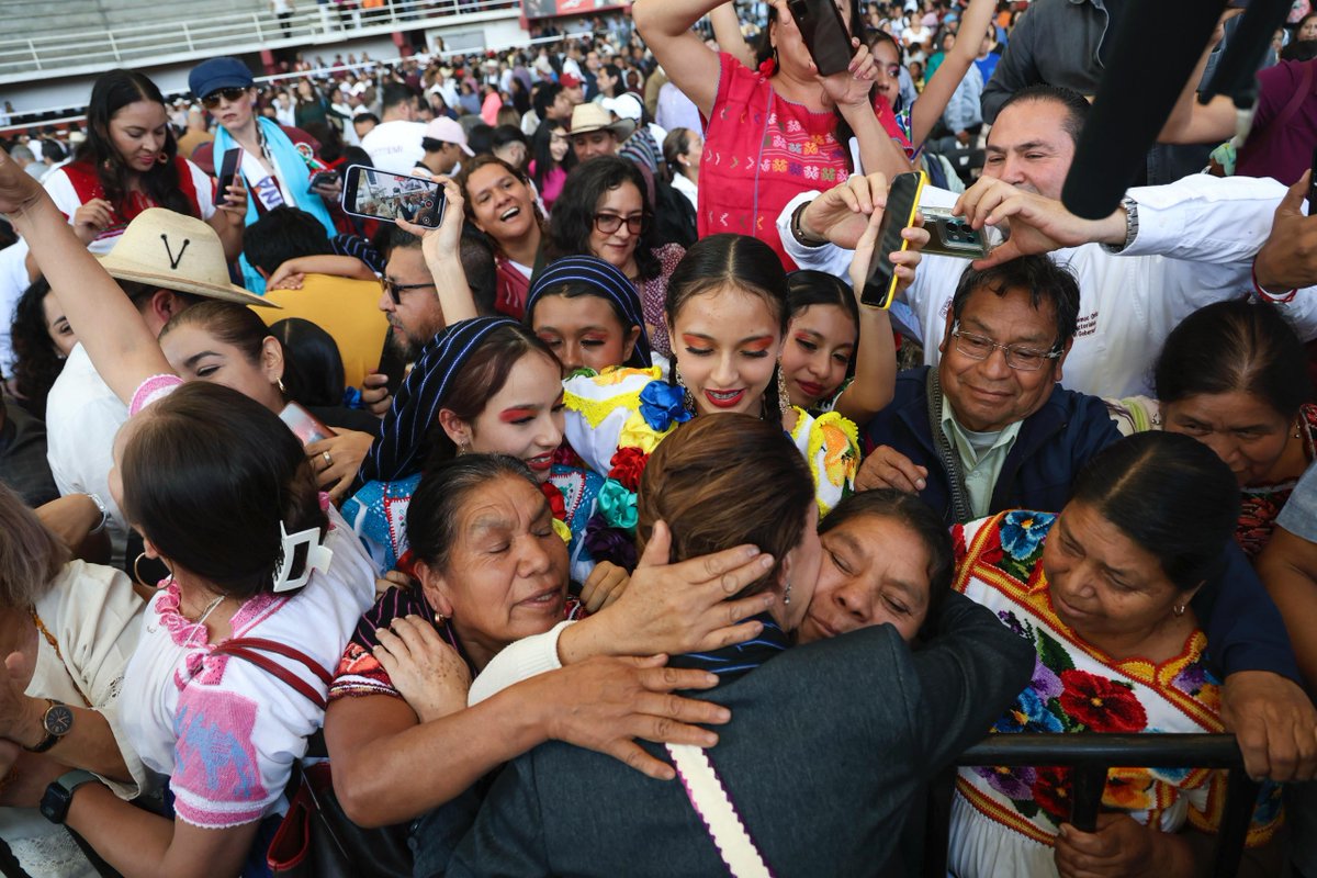 Claudia Sheinbaum Pardo (@claudiashein) on Twitter photo La transformación de la vida pública avanza en todos los caminos de Michoacán. Gracias por su cariño y alegría. La transformación de la vida pública avanza en todos los caminos de Michoacán. Gracias por su cariño y alegría.