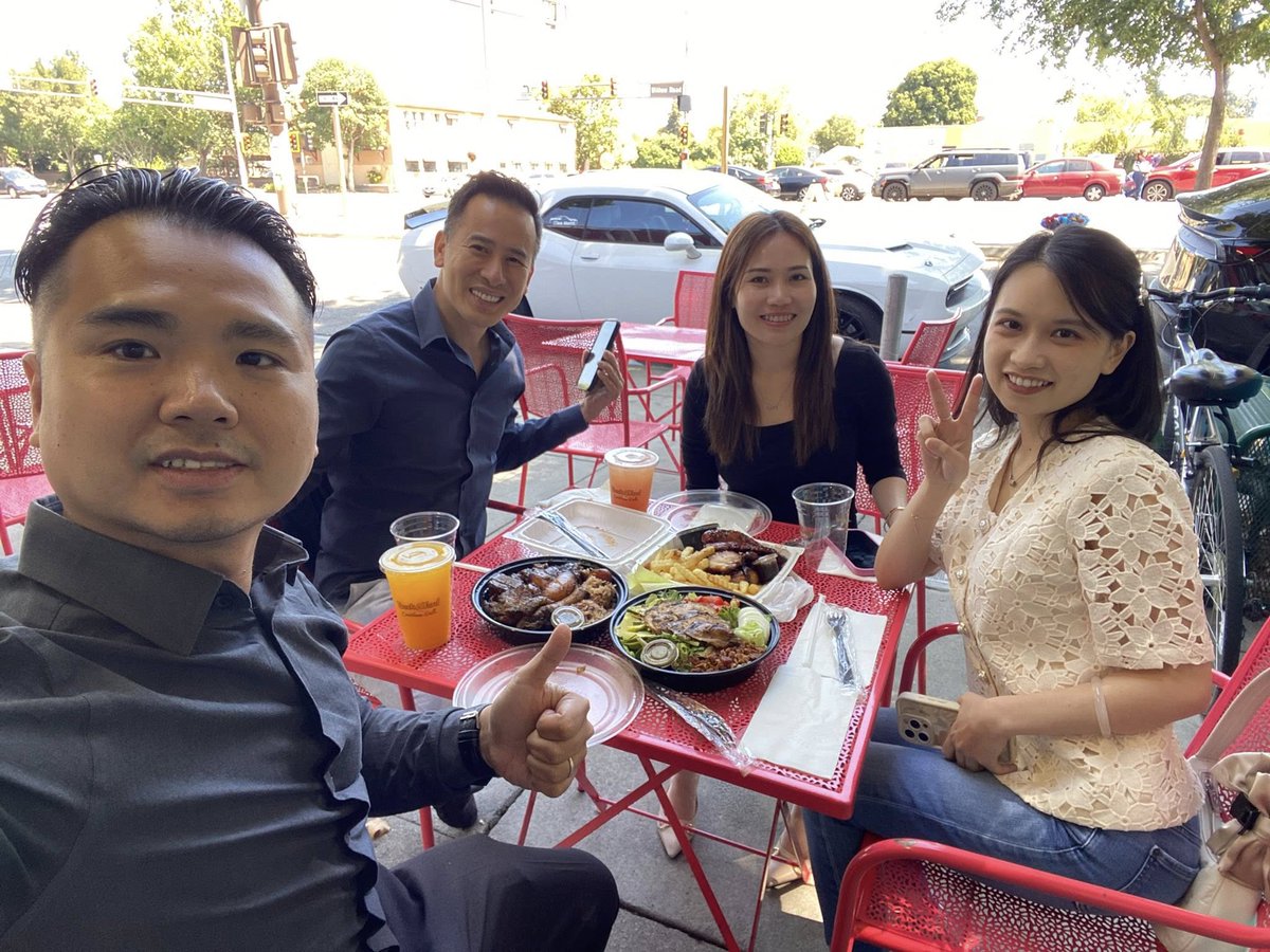 Lam80Kevin's tweet photo. Một ngày busy cùng team . Ai cũng nói team gì  không thấy làm , toàn ăn uống  mà deal vẫn đóng đều đều 📷 https://t.co/4kW8aC7rME