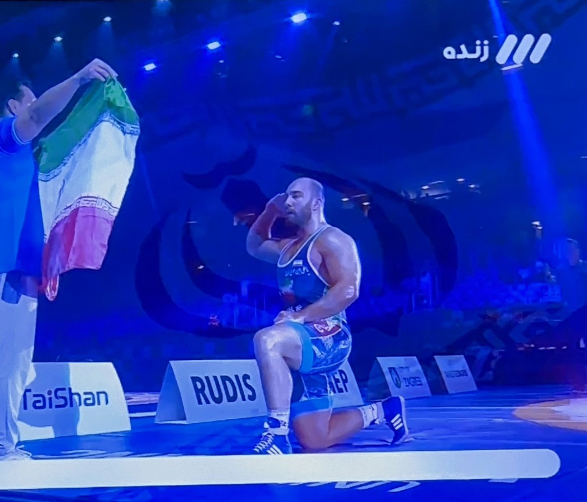 امیرحسین زارع قهرمان جهان شد و اینچنین زیبا به پرچم ایران ما احترام گذاشت.
#پاینده_ایران