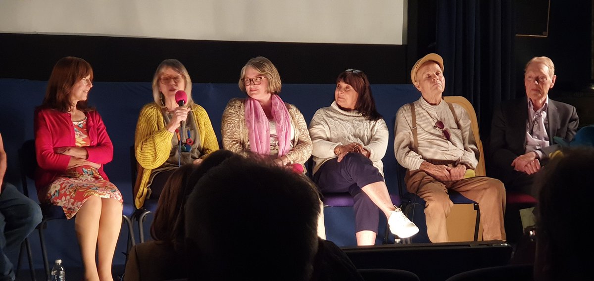 Zoe's feather boa 19K tweet media