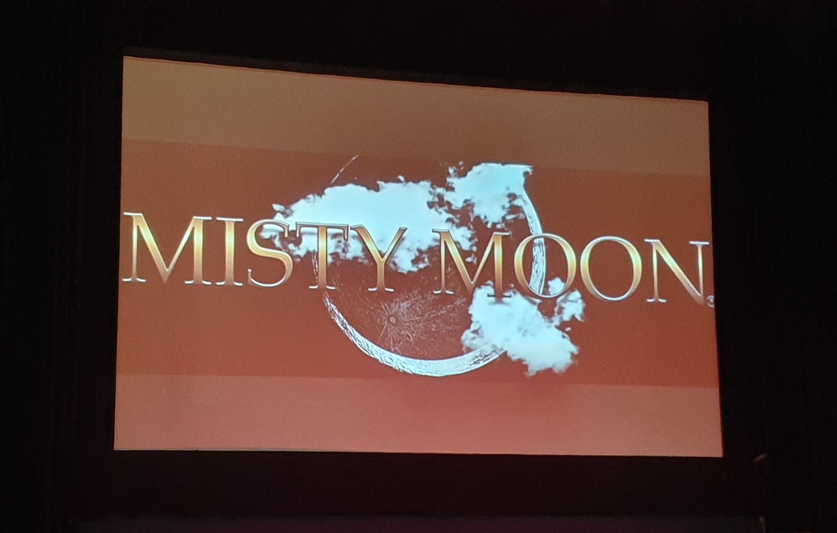 Zoe's feather boa 19K tweet media