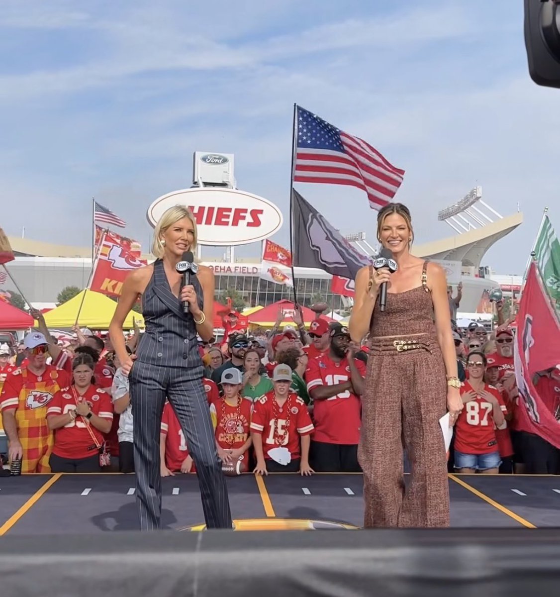 Charissa Thompson and Erin Andrews ❤️💛