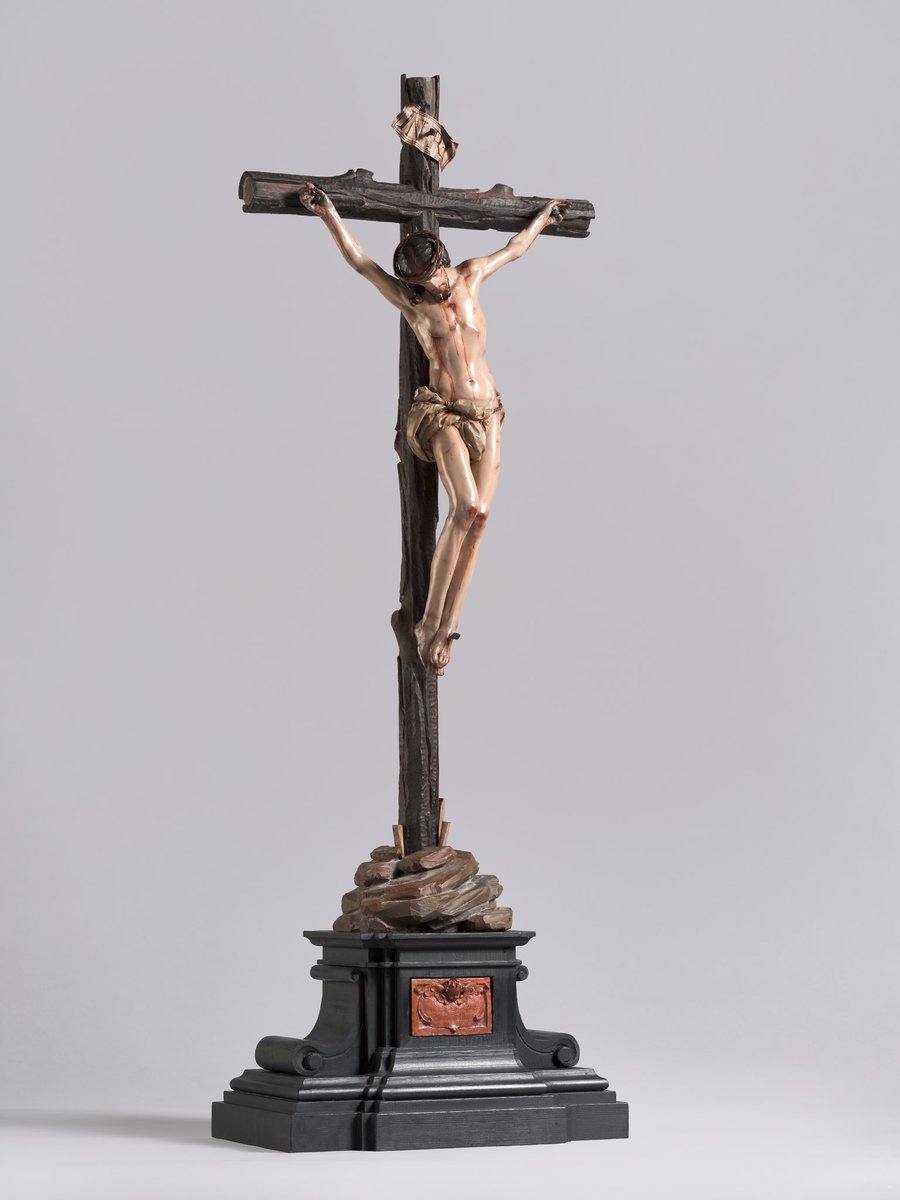 Cristo Crucificado

Barro cocido policromado al óleo (imagen), madera tallada, estucada y policromada al óleo (cruz y peana).

100 x 34 cm (32 cm imagen).