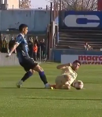 MarceCosta1891's tweet photo. @FuaElAlan Ayer Tejera no vio ninguna de estas dos y Leodan González en el VAR no fue capaz de llamarlo. https://t.co/KE65eUj8pY