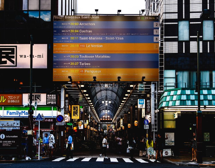 Nouveauté du week-end 😋 utilisez carto.tchoo.net/station/sg pour afficher le tableau départs/arrivées de n'importe quelle gare française avec l'heure, rafraîchi toutes les minutes.

➡️ Remplacez SG par un code UIC, un trigramme SNCF ou même le nom partiel d'une gare, facile !