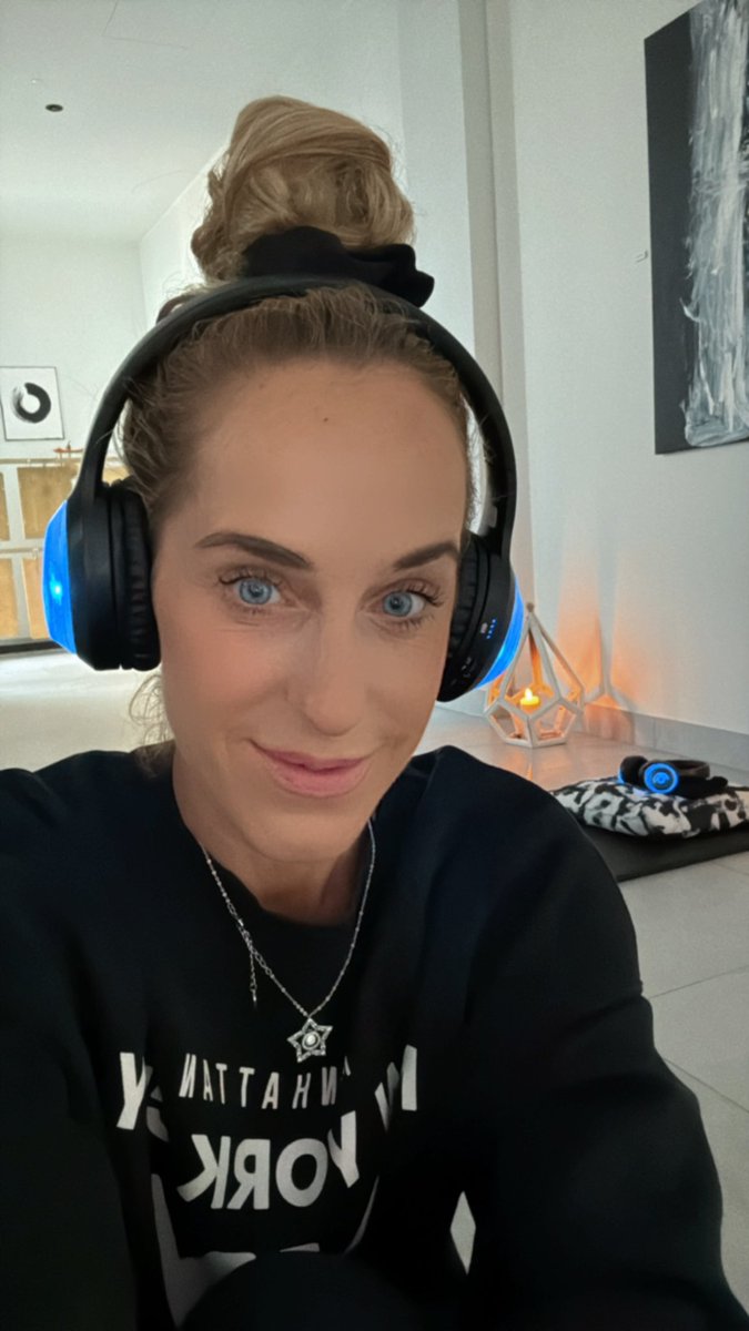 Today im honoured to guide private journey to one really special young lady. I hope that one day i can share her incredible story with you all. It's a story about strength and courage with what someone in that age should never face.
#9dbreathwork #breathworkmeditation #breathwork