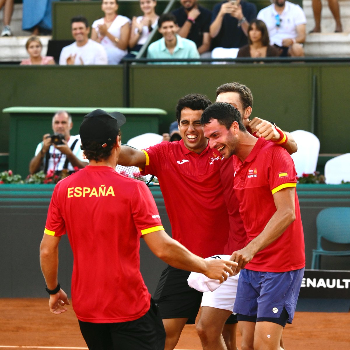 RFETenis's tweet photo. Tres de ellos estuvieron en Biel y el cuarto volvía a la Selección tras un año. Nos han mandado a Bolonia.

Por todo el rudio. Para los que dudaban. Para todo el que no confiaba.

Se lo merecían. Se lo merecen. Son y serán siempre historia ❤️‍🔥

📸 Germán Pozo/RFET I #CopaDavis https://t.co/yjtCoqxW6W
