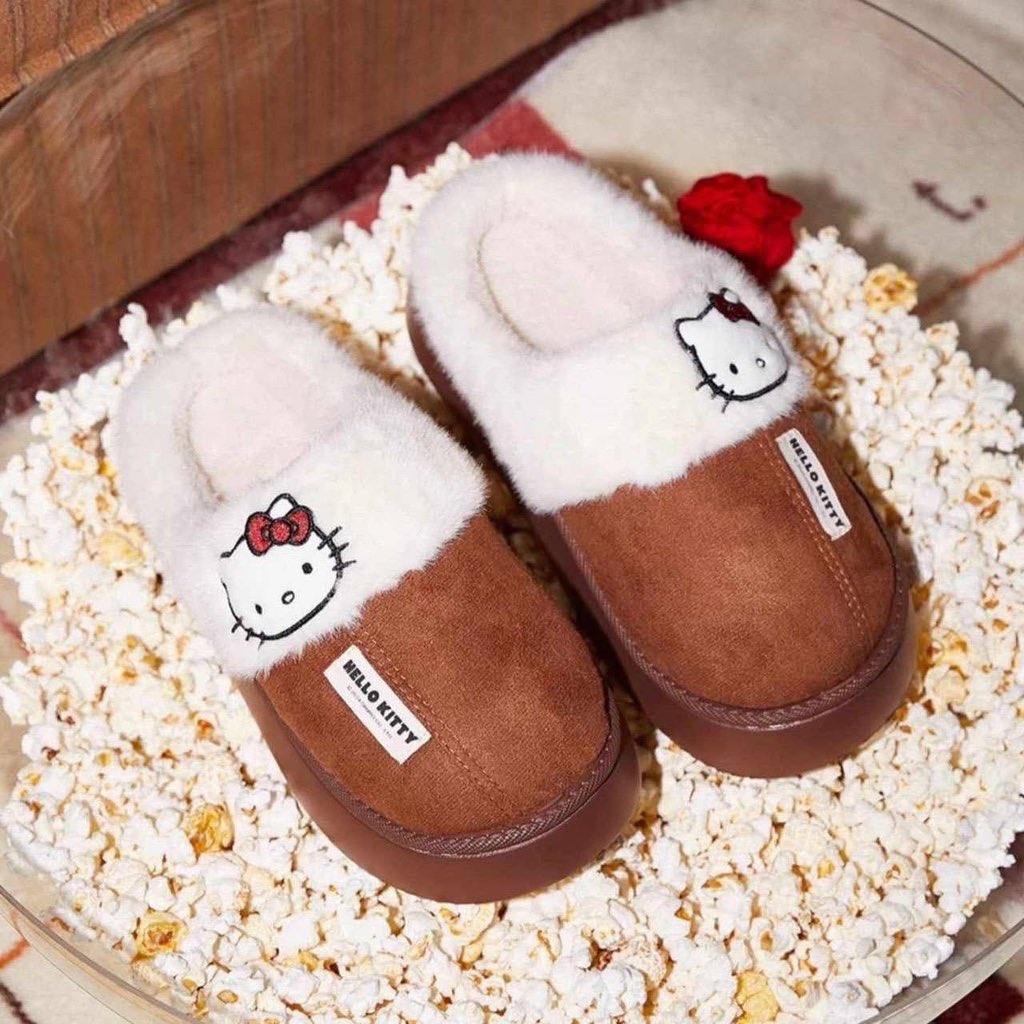 miaitsocute's tweet photo. “ ᡣ𐭩 pre order —— Gukoo x hello kitty “Slippers”🎀🌟
Price : 500.- ส่งฟรี
มี 2 สี : น้ำตาลเข้ม / น้ำตาลอ่อน
Size : 36-37 / 38-39 / 40-41
— รอสินค้า 14-25 วัน 🛒
_____________________ 🍒
#พรีออเดอร์ #gukooxhellokitty
#ตลาดนัดซานริโอ #ตลาดนัดซานริโอ้
#ตลาดนัดsanrio https://t.co/m7GpGRfCGI
