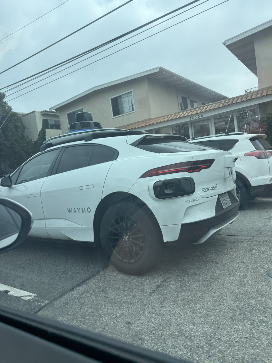 cindysxu's tweet photo. @Waymo this Waymo almost hit me today in Los Angeles around 11:27am https://t.co/d1upEJ6Zyx