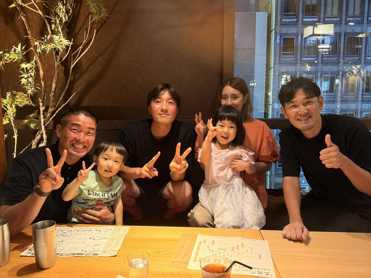 ryokinami27's tweet photo. 先日後輩から素敵な引退記念のプレゼントを貰いました。かわいいだけでなく、素敵な心を持った後輩。ナイスガイな後輩です☺️ありがとう☺️髙木さんご夫婦にもいつもお世話になってます。本当にありがとうございます😊🙇‍♂️素敵なお話が出来て最高な夜でした😊 https://t.co/bjwVRe1ZyZ