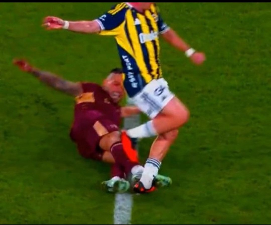 Toreira , Lemina ve Sanchez  her maçta rakip takımlara aynısını yapıyor ama Galatasaray'da oynadıkları için bırak kırmızıyı faul bile verilmiyor, Trabzonspor'a veriyorsan GS'ye de vereceksin, Fenerbahçe, Beşiktaş ve Trabzonspor yabancı VAR istemeli