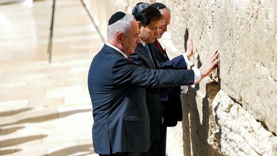 "يهودي" و"كاثوليكي" و"بروتستانتي" عند "حائط البراق"!!

في (الصورة أدناه) ثلاثتهم اليوم (نتنياهو، روبيو وهاكابي بالترتيب)، عنوان للهجمة الصهيونية المتصهْينة علينا، وتأكيد على أن حلّ الدولتين مجرّد وهْم، ومعه تخلّص أمريكا من سطوة الصهاينة في المدى القريب.

بعد "الصلاة" الكاذبة، قال