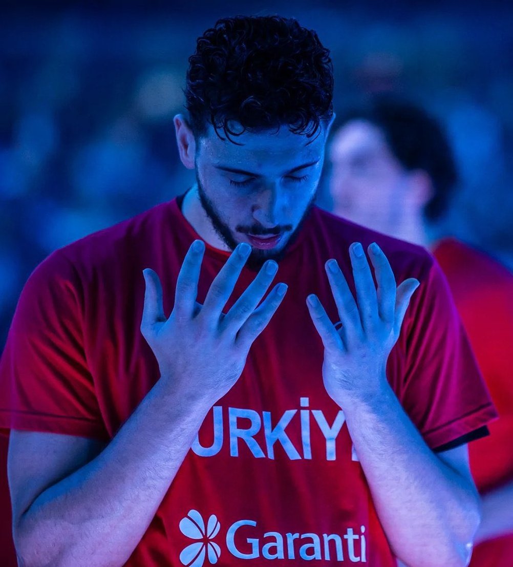 Hadi şampiyon olalım inşallah yaa. Dualarımız sizinle 12 DEV ADAM 🤲🤲🥹🥹🇹🇷❤️🤍

#basketbol
#turkiye
#final