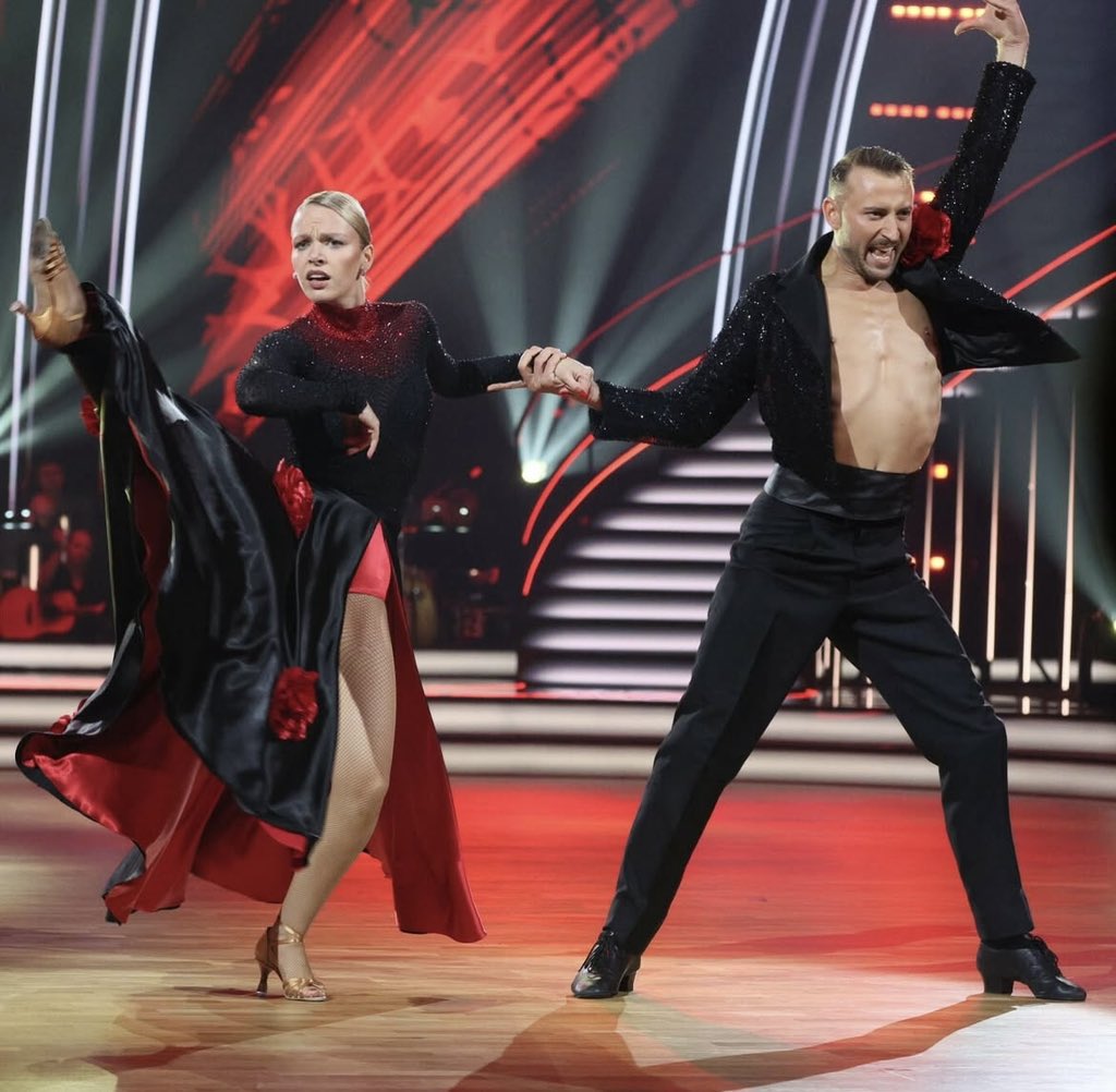 darkkkgreennn's tweet photo. kolejna edycja i obawiam się że znowu nikt temu nie dorówna #tanieczgwiazdami https://t.co/BhUHBtjlWi